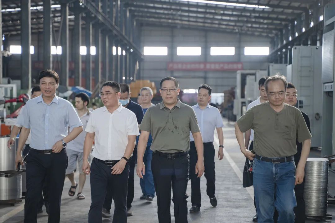 衡東縣縣委副書記、縣長(zhǎng)對(duì)朝陽(yáng)集團(tuán)自動(dòng)化生產(chǎn)線進(jìn)行視察